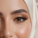 عين بمكياج عروس ناعم بظلال ذهبية