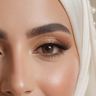 عين بمكياج عروس ناعم بظلال ذهبية